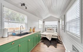 Stay Portland - Noir-Emerald Modern Tinylux In Portland
